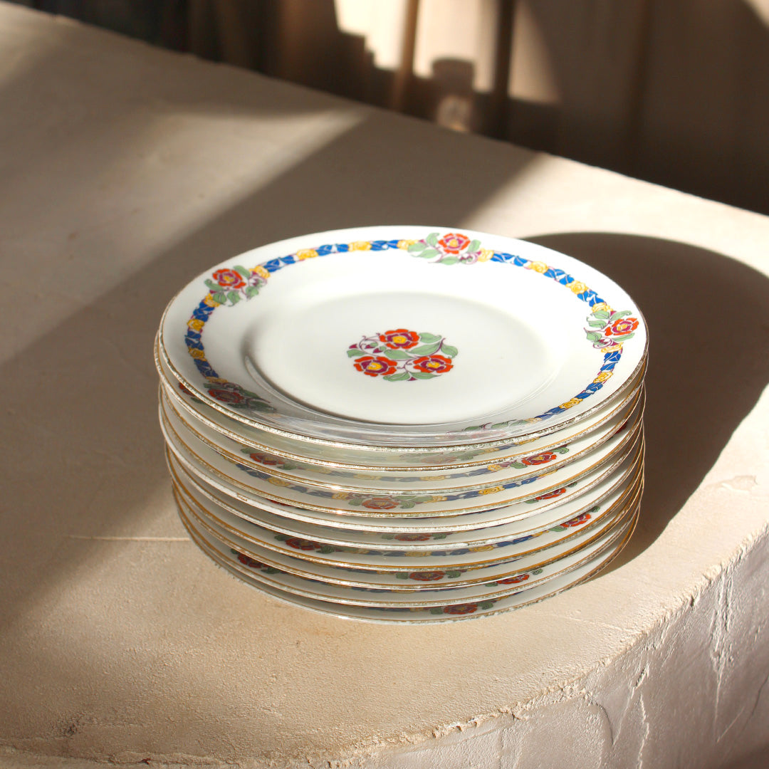 Assiettes à dessert en porcelaine au liseré fleuri