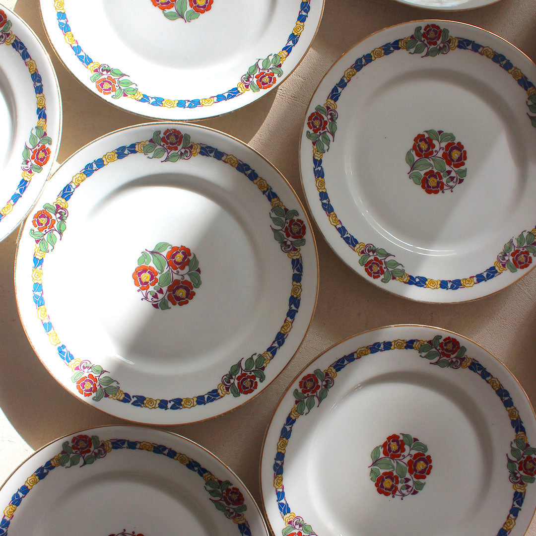 Assiettes à dessert en porcelaine au liseré fleuri