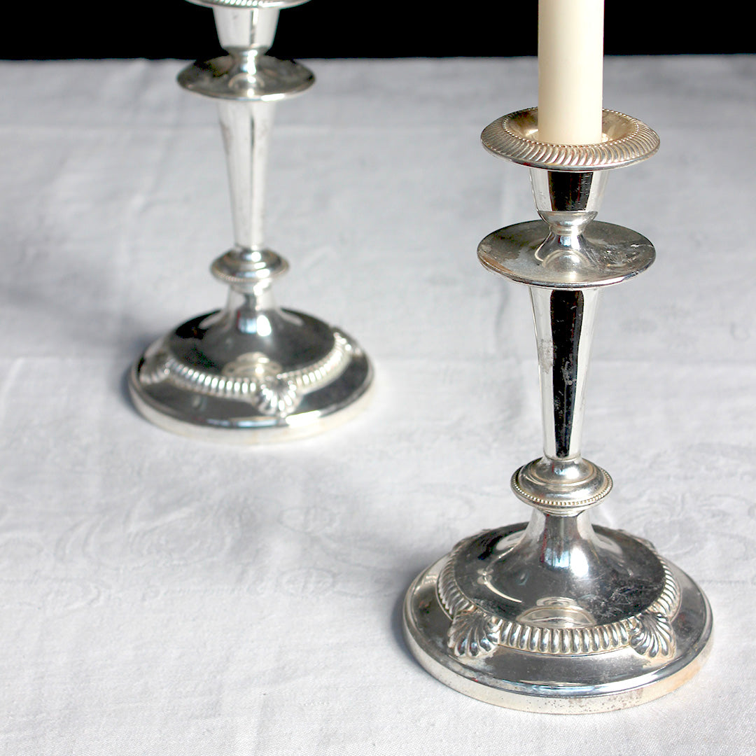 Série de quatre bougeoirs en aluminium
