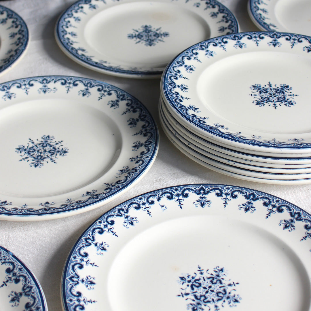 Assiettes plates style Rouen à la délicate frise bleue