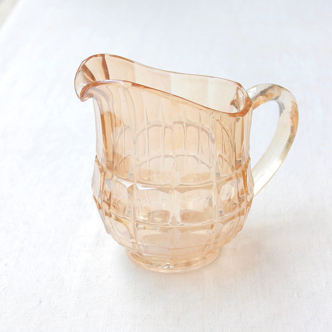 Carafe facettée en verre teinté