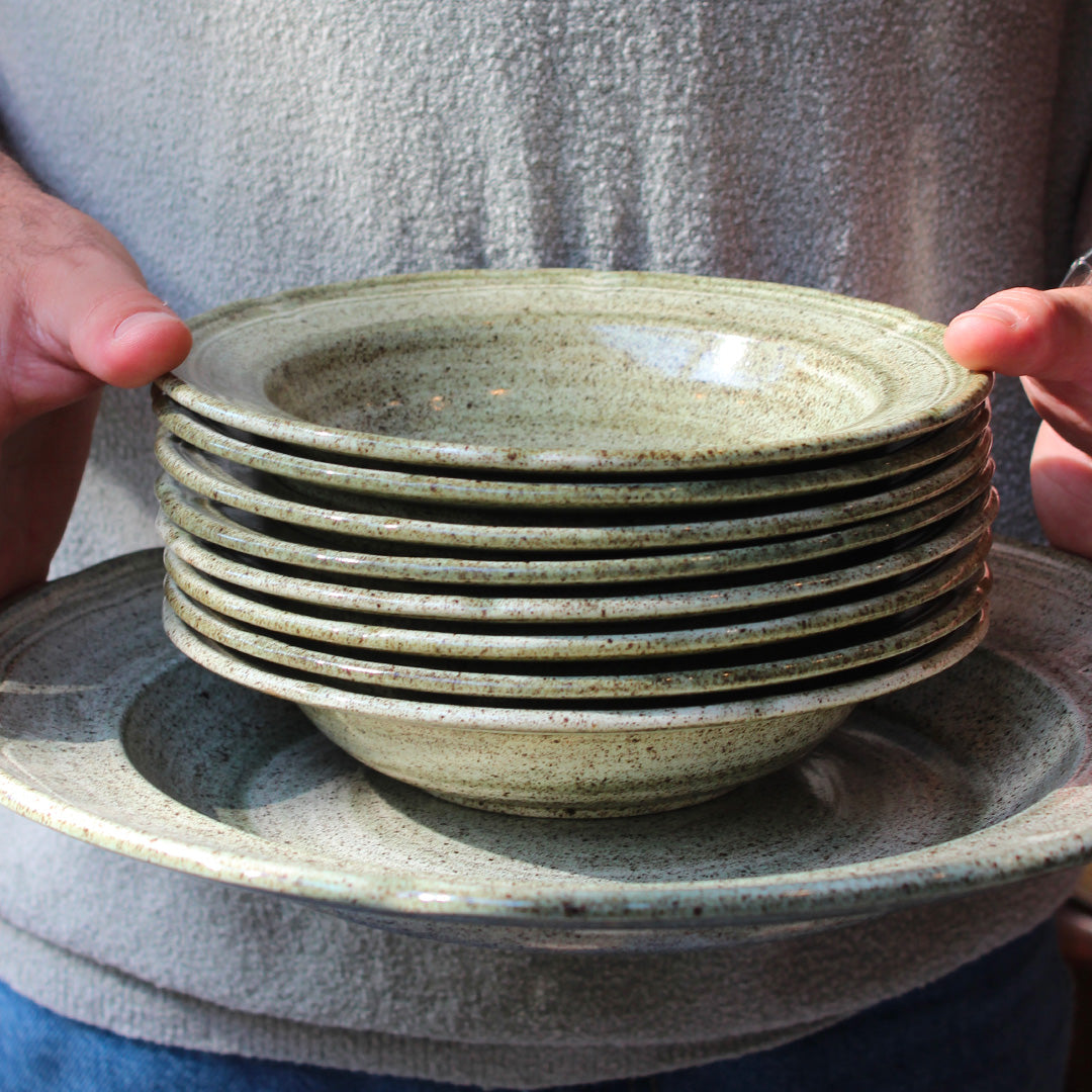Assiettes creuses et leur plat en faïence mouchetée