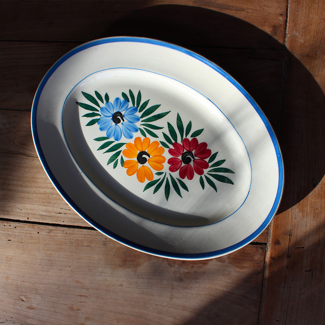 Plat ovale aux trois fleurs en faïence