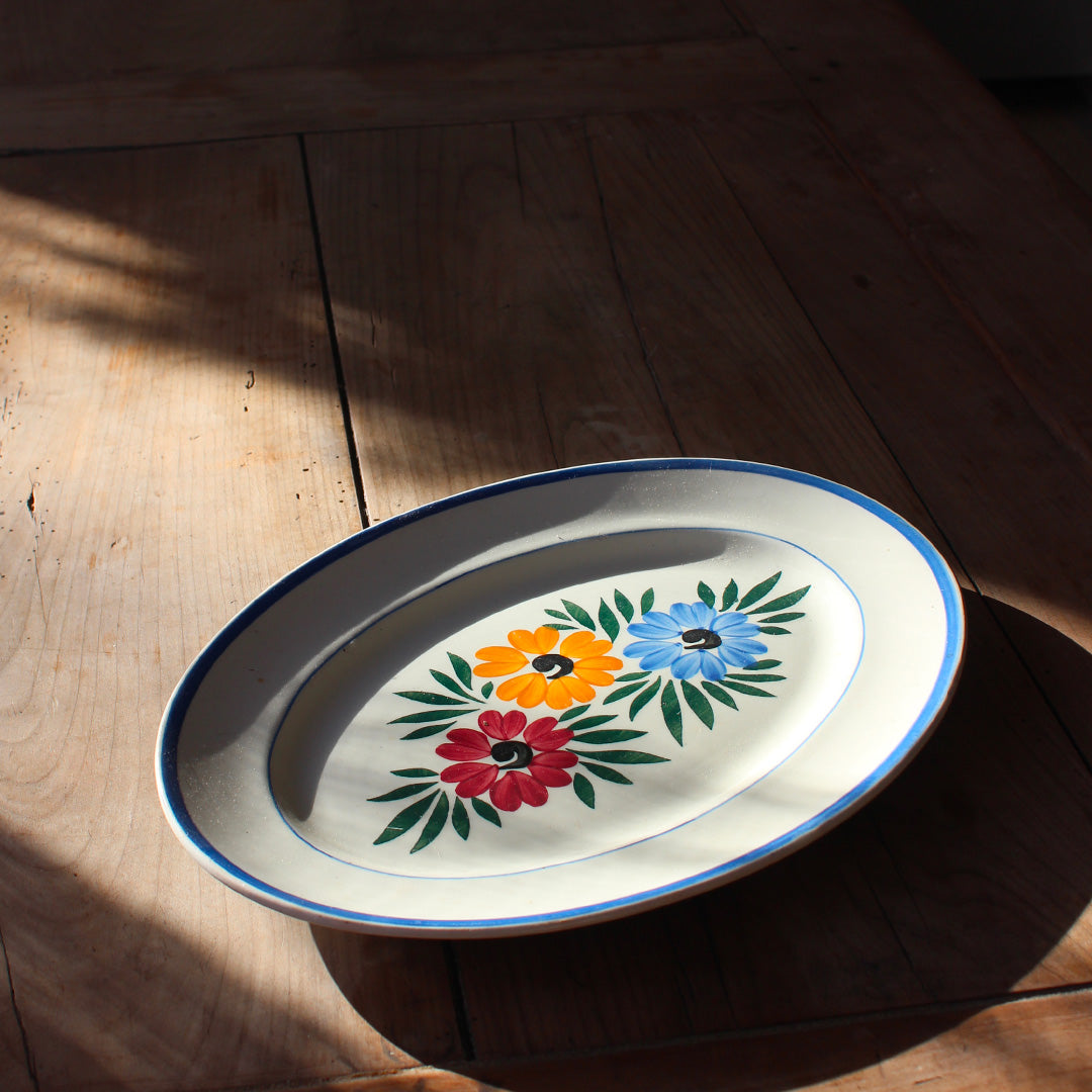 Plat ovale aux trois fleurs en faïence vintage