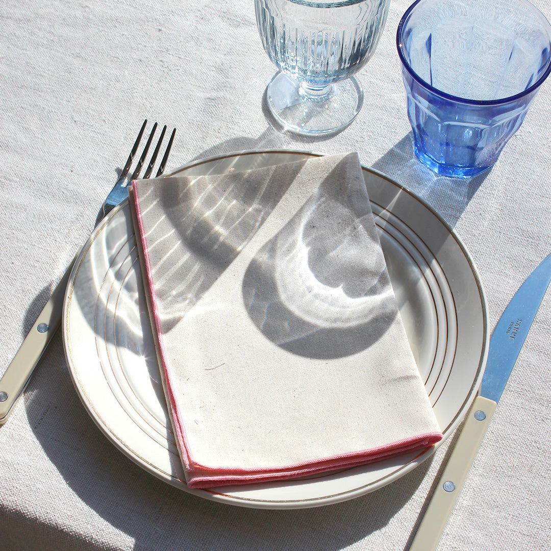 Quatre serviettes en coton écru avec bourdons pastels