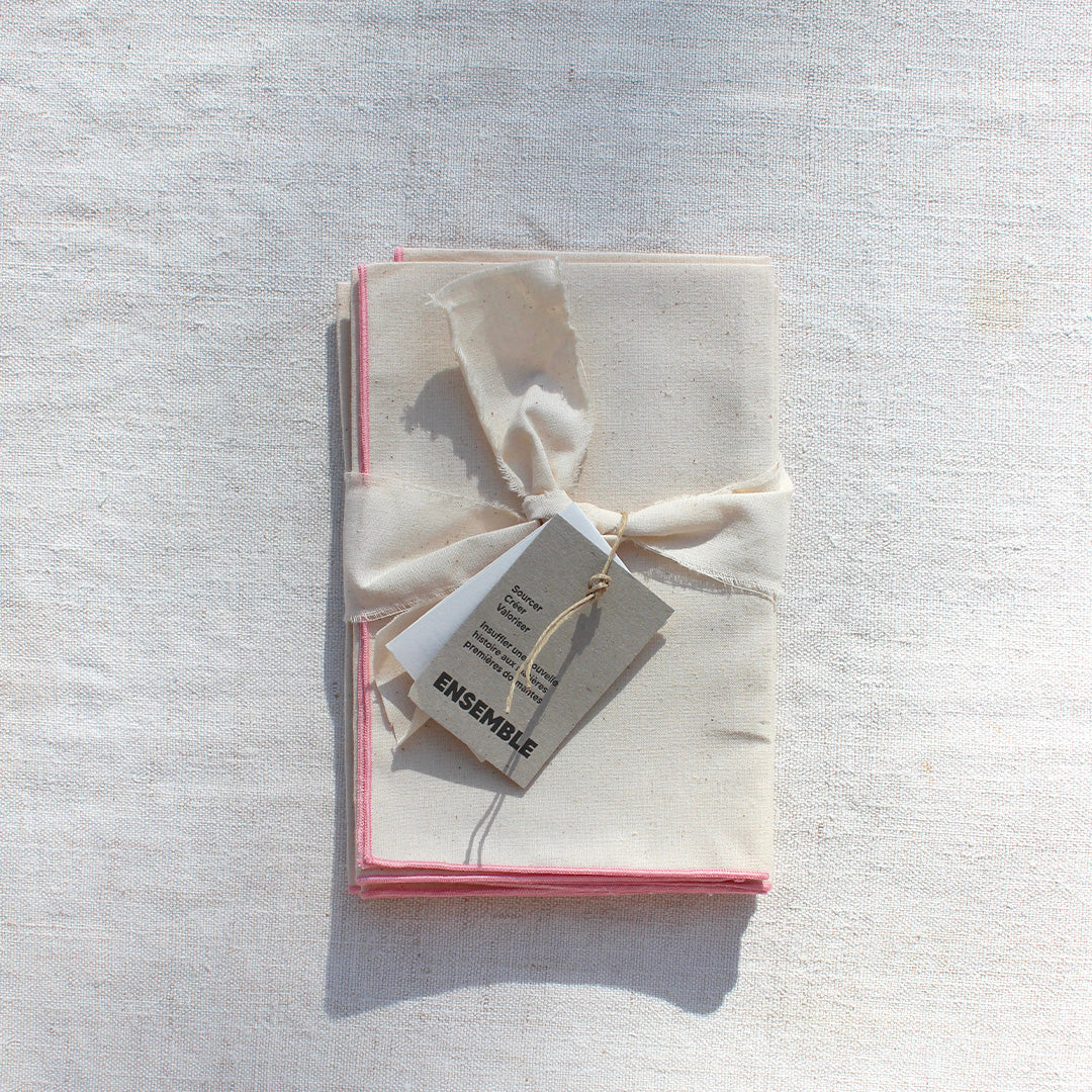 Quatre serviettes en coton écru avec bourdons pastels