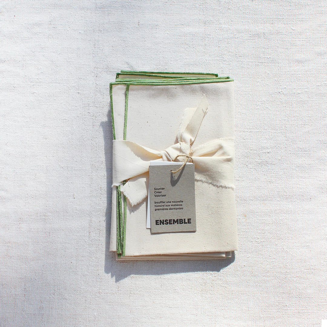 Quatre serviettes en coton écru avec bourdons pastels