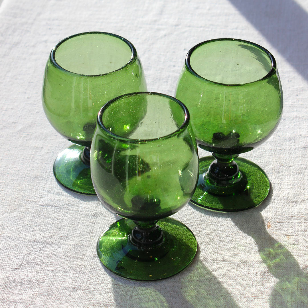 Verres à vin soufflé en verre recyclé vert