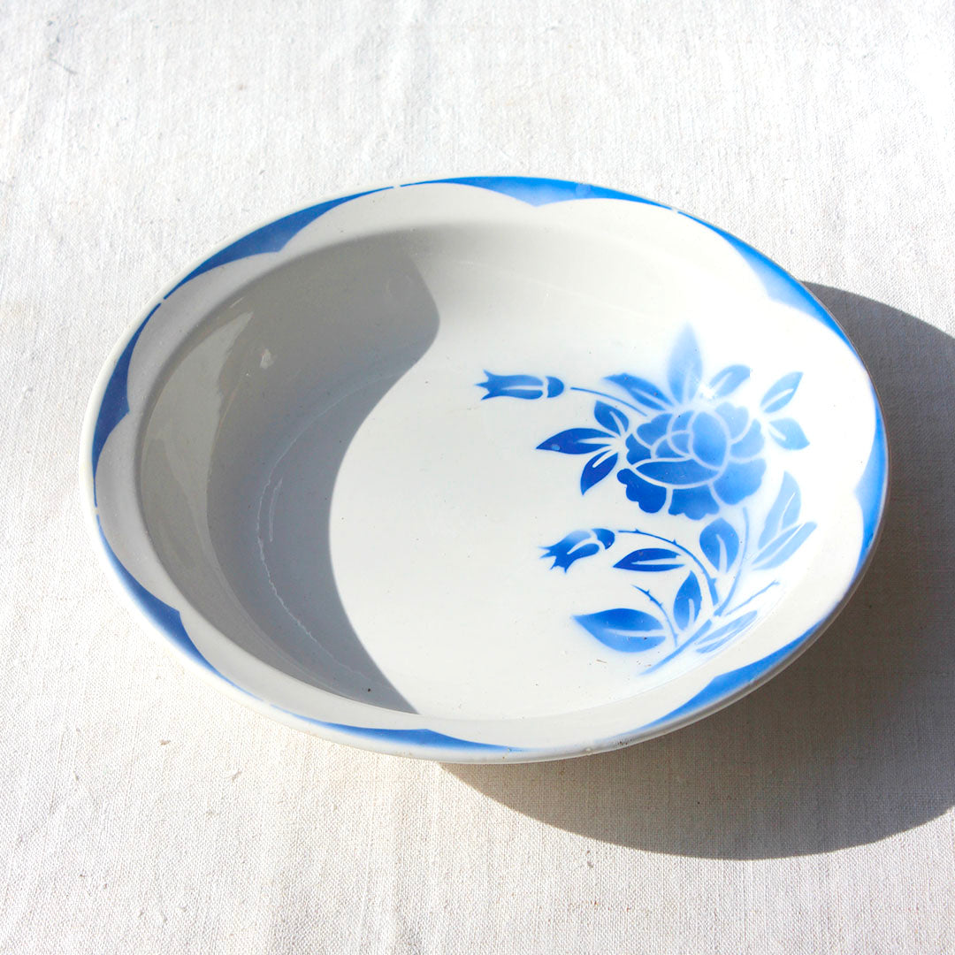 Plat creux à la fleur bleue