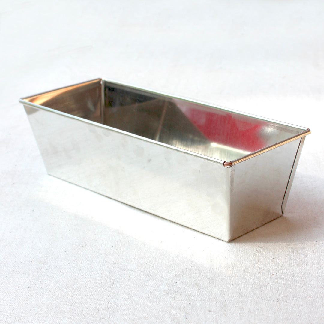 Moule à cake en fer blanc