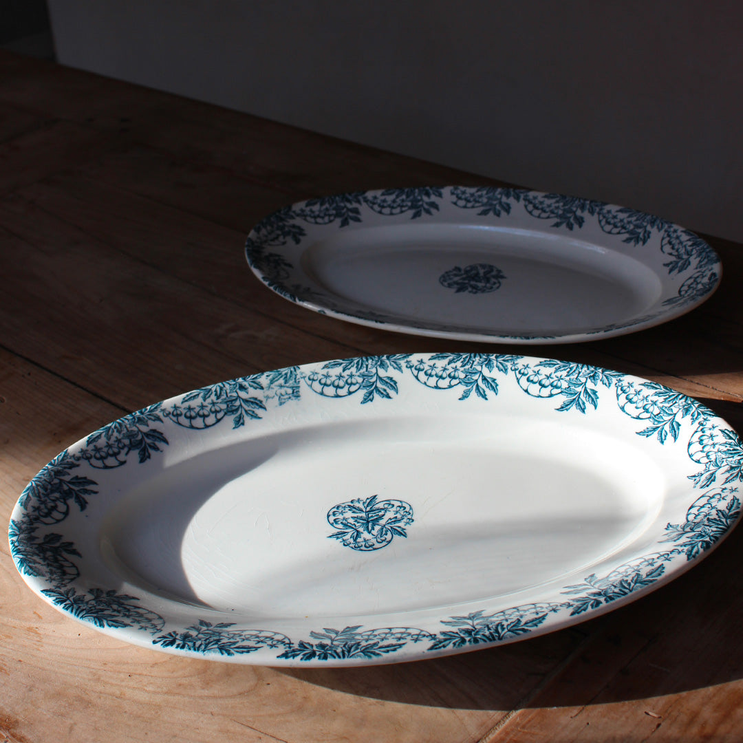 Plats de service en terre de fer