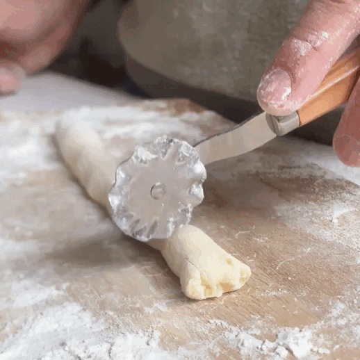Roulette à pâte en inox manche en olivier
