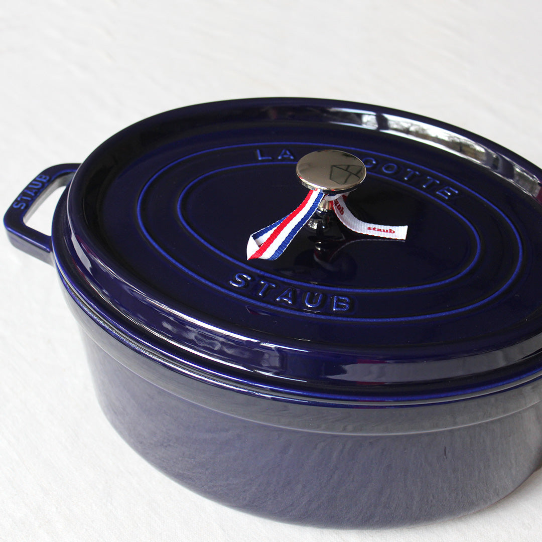 Cocotte ovale en fonte colorée