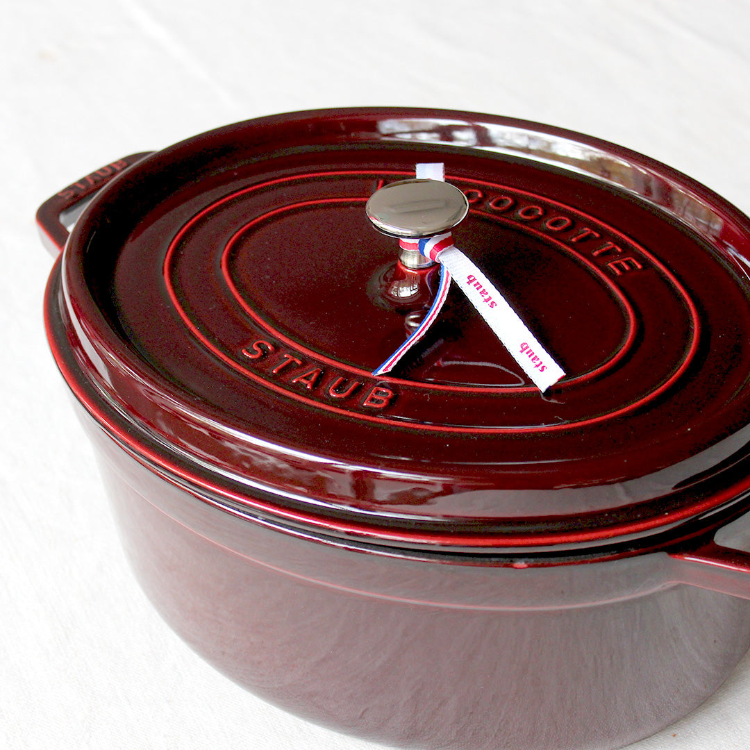 Cocotte ovale en fonte colorée