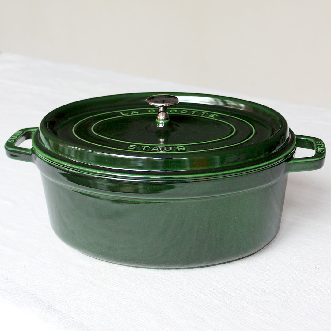 Cocotte ovale en fonte colorée