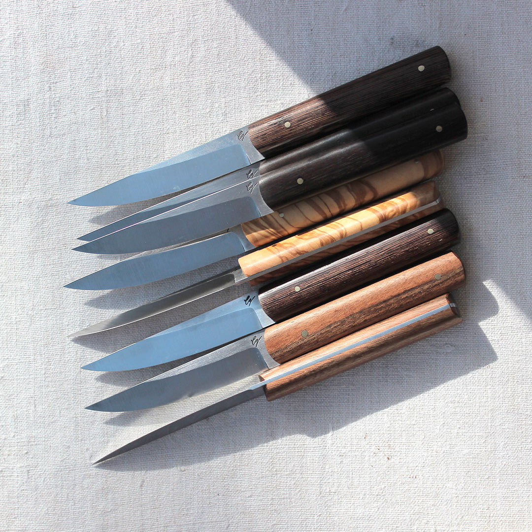 Coffret de couteaux de table artisanaux dépareillés