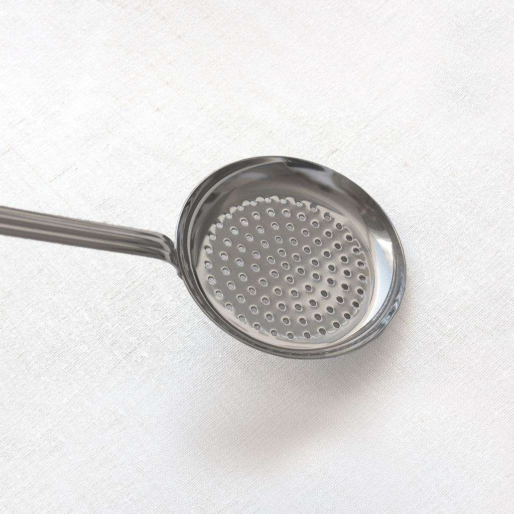 Écumoire perforée en inox