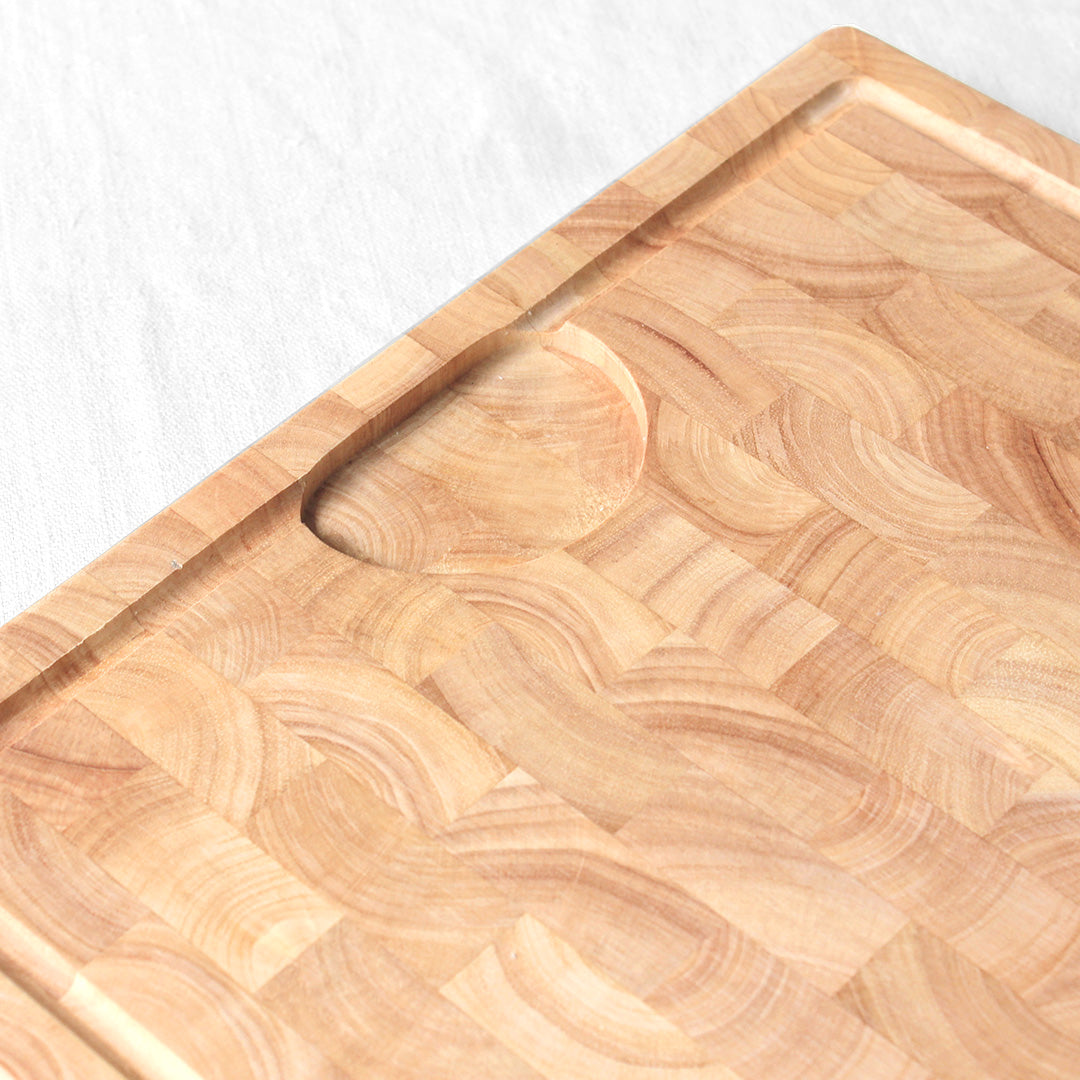 Grande planche à découper avec rigole en bois d’hévéa