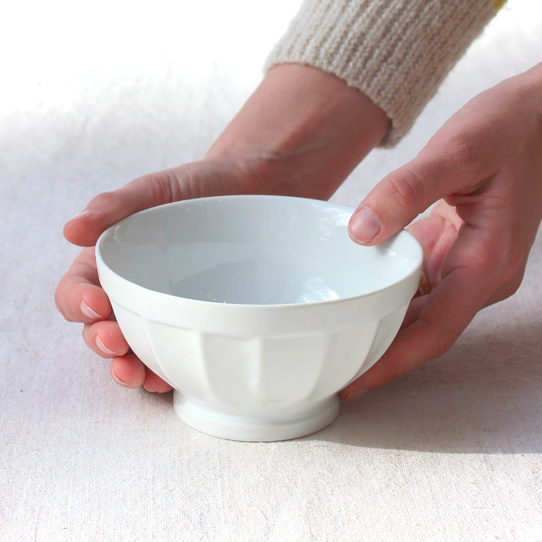 Petit bol en porcelaine blanche