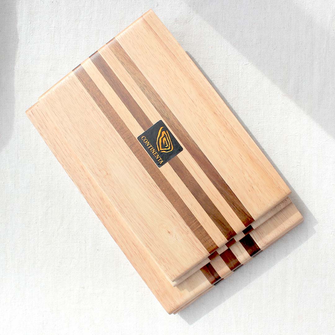 Planche à découper hévéa avec 3 bandes acacia