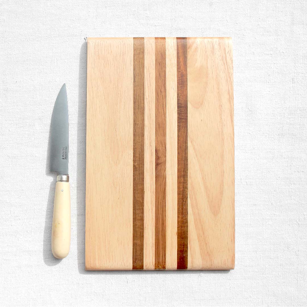 Planche à découper hévéa avec 3 bandes acacia