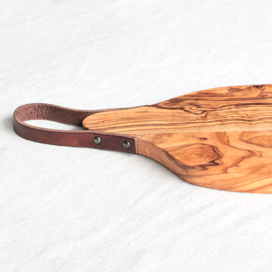 Planche en bois d'olivier avec lanière en cuir