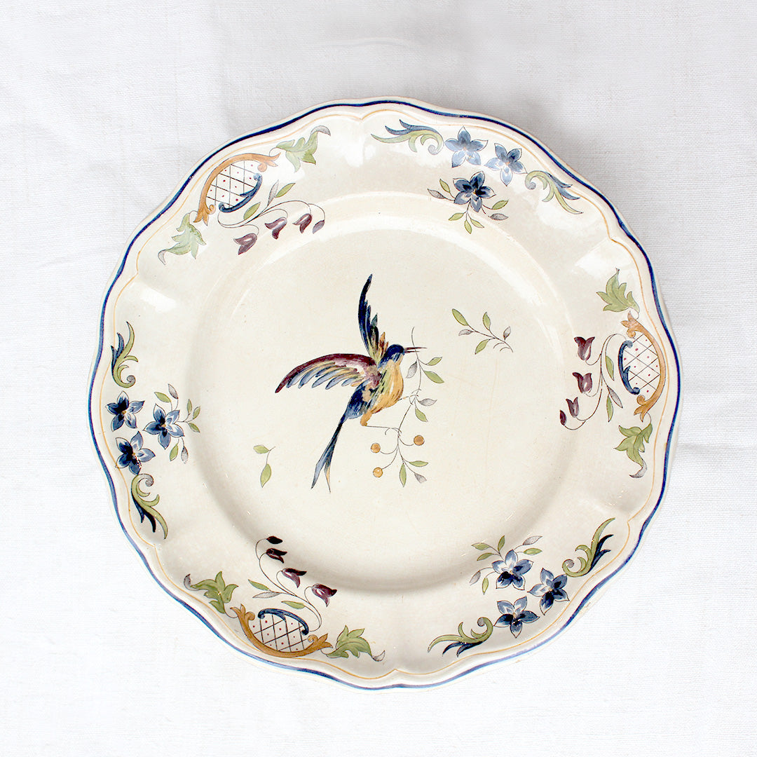 Plats de service anciens au décor d'oiseaux