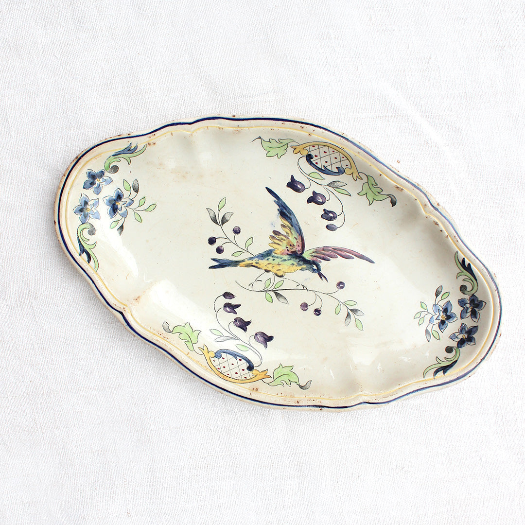 Plats de service anciens au décor d'oiseaux