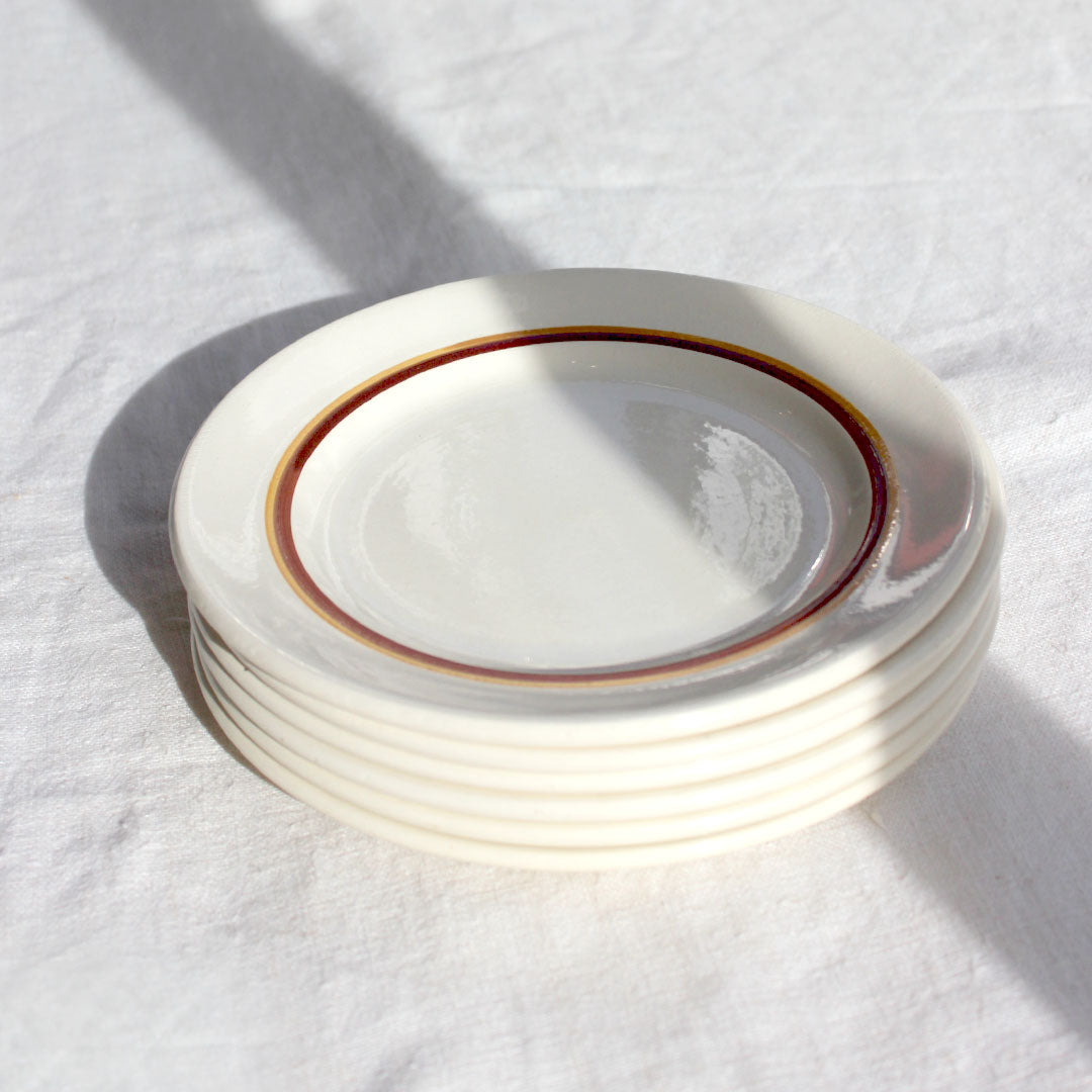 Assiettes ivoire au liseré brun et orange