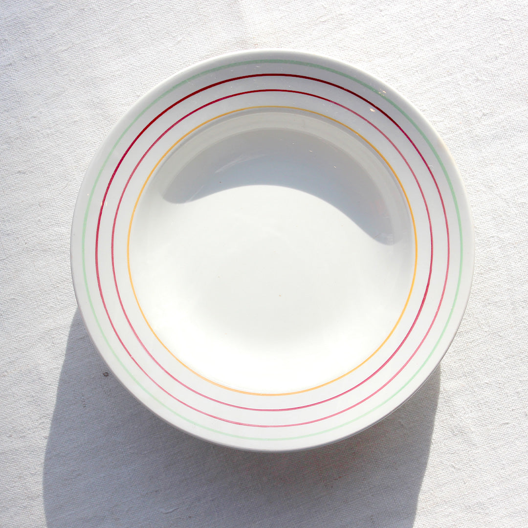 8 assiettes creuses aux rayures colorées
