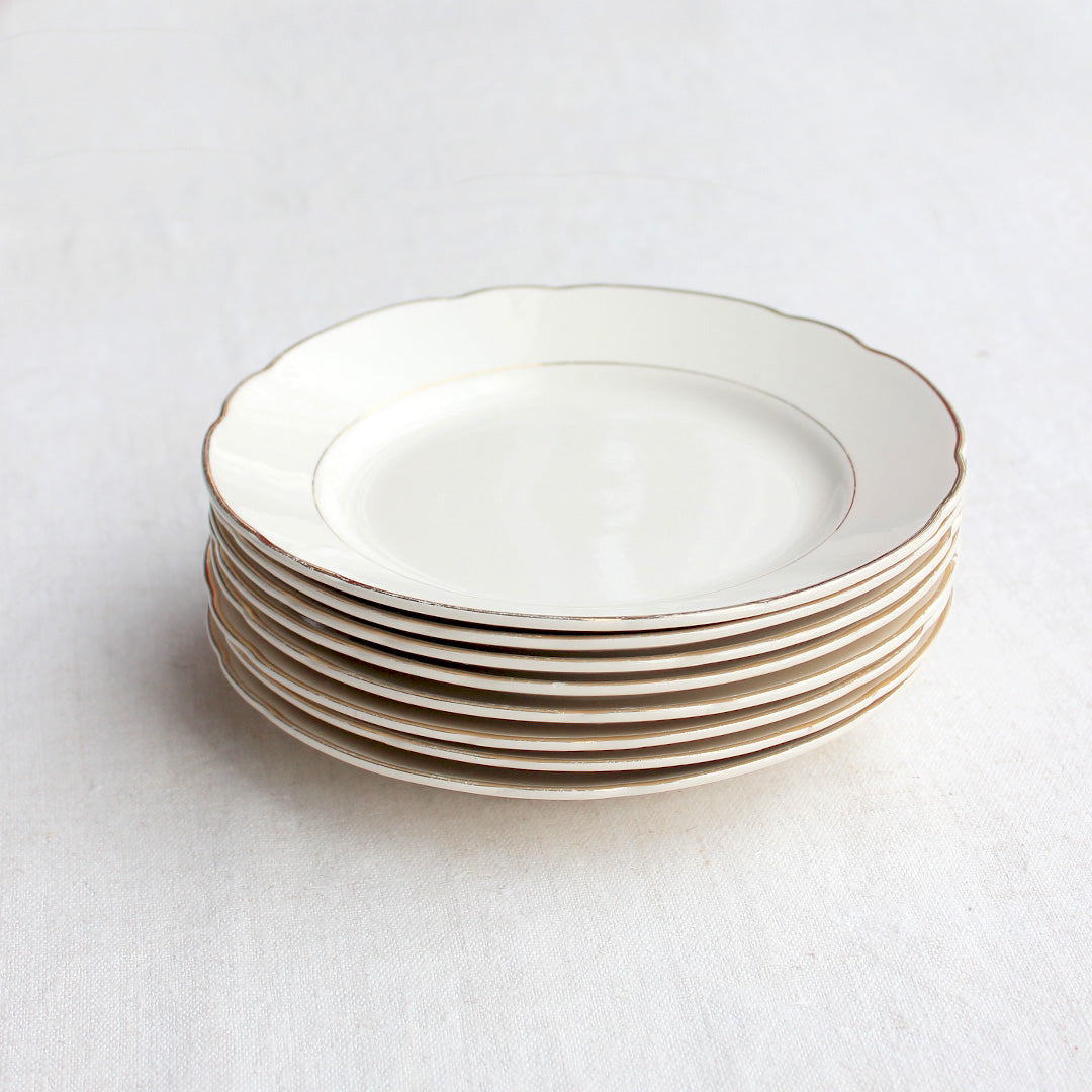 8 assiettes à dessert au liseré doré