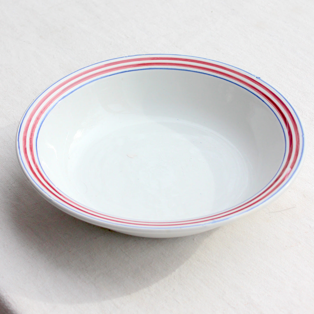 Plat creux aux rayures bleu et rouge