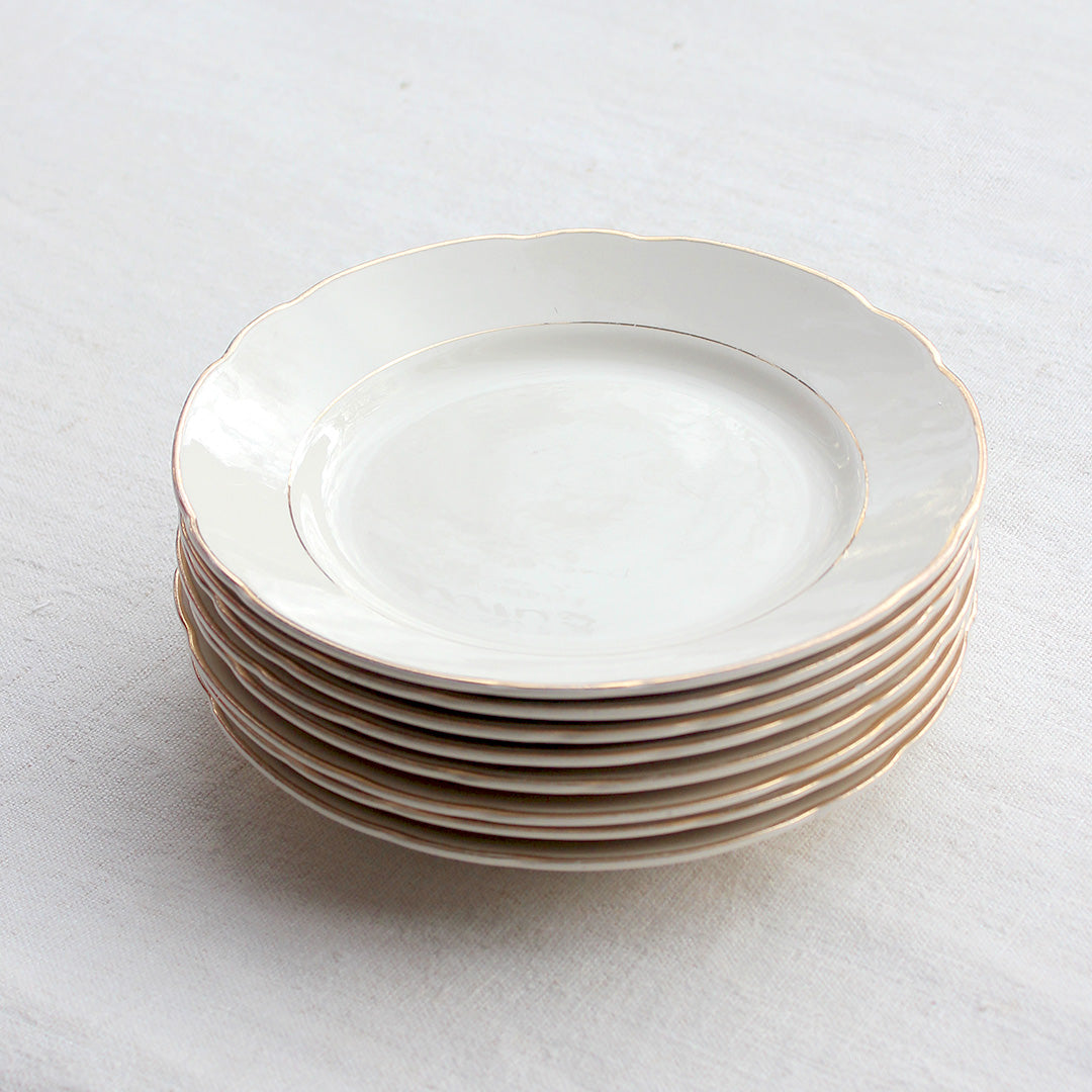 8 assiettes à dessert au liseré doré