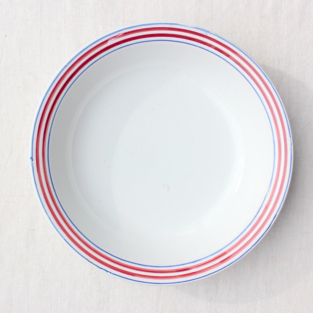 Plat creux aux rayures bleu et rouge