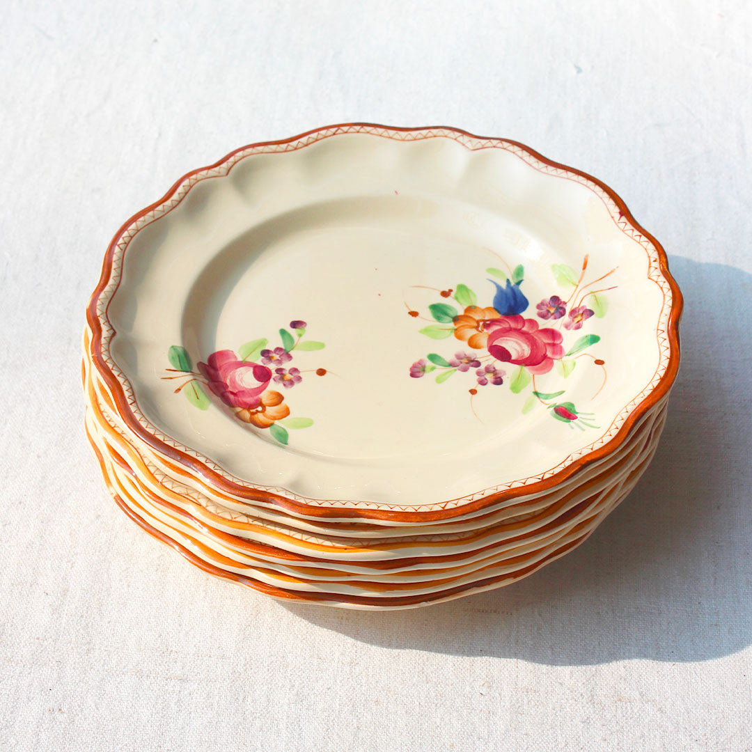 Assiettes crème aux fleurs peintes