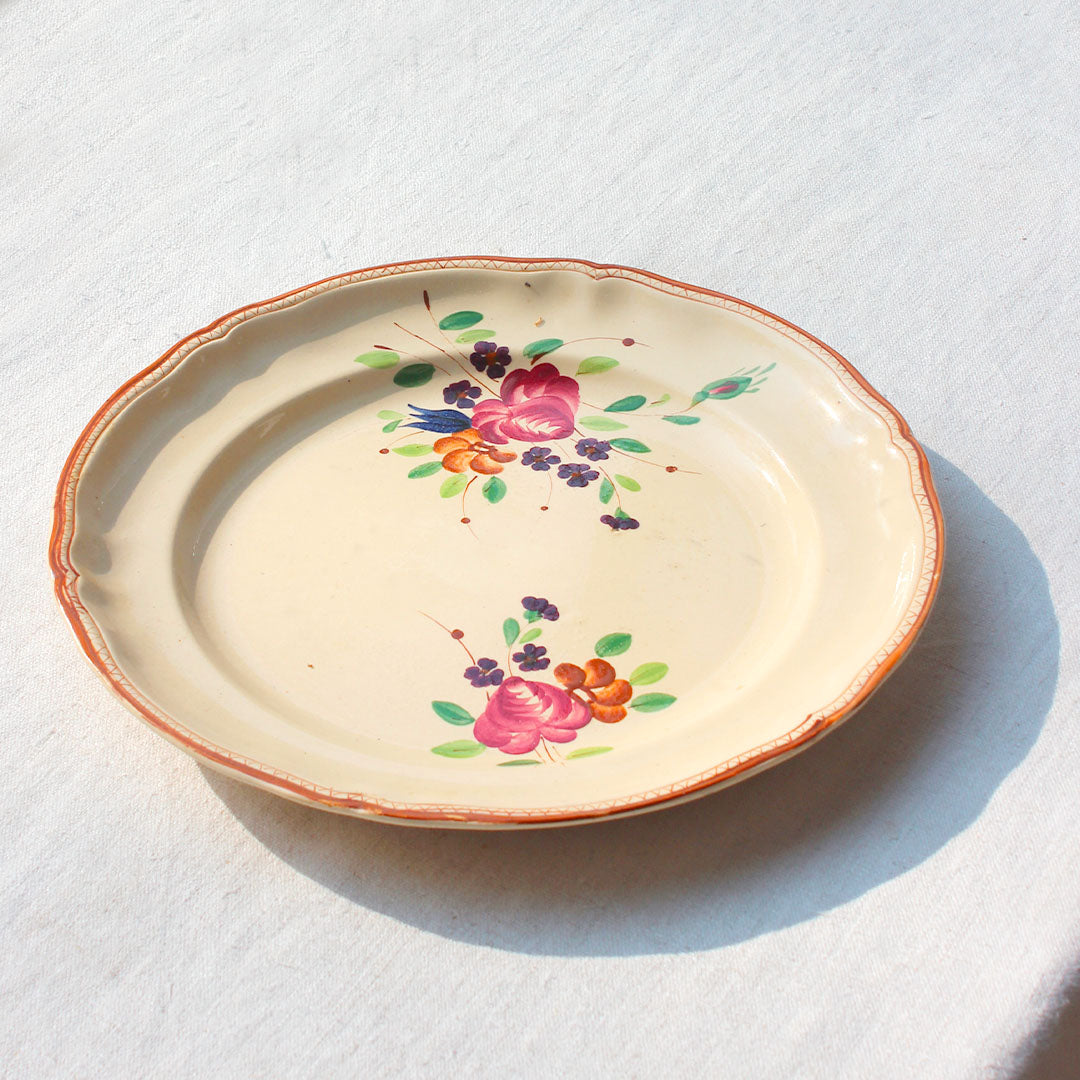 Plat rond crème aux fleurs peintes
