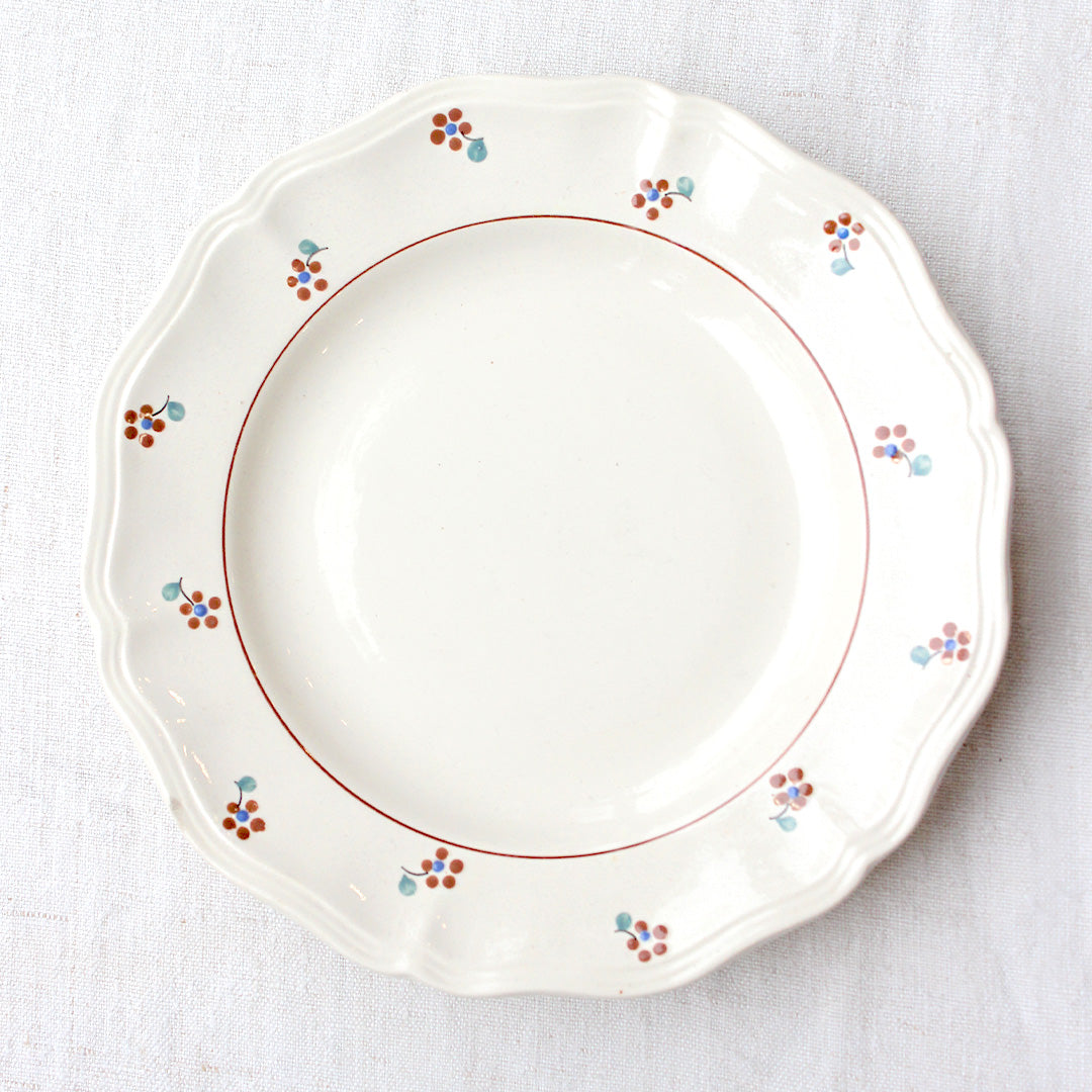 Assiette sur pied aux bords mouvementés