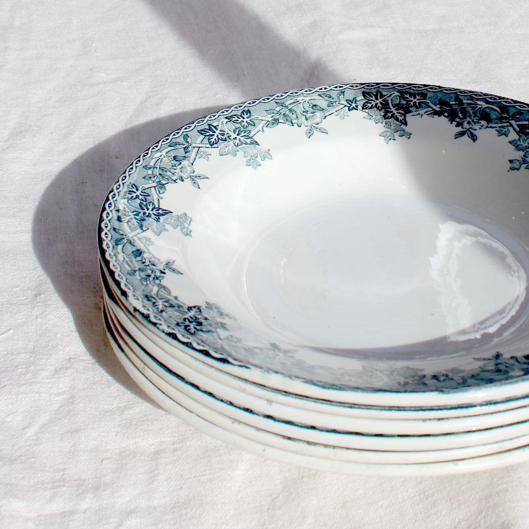 Assiettes creuses en terre de fer à la frise bleu encre
