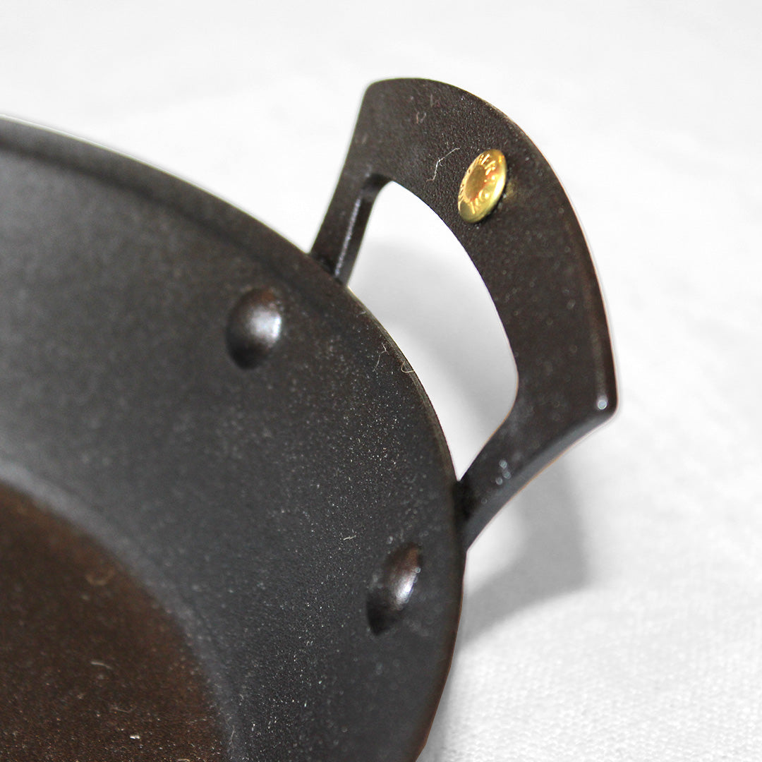 Plat à anses en fer