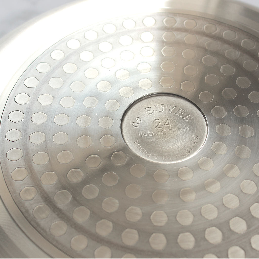 Poêle antiadhésive avec queue rouge