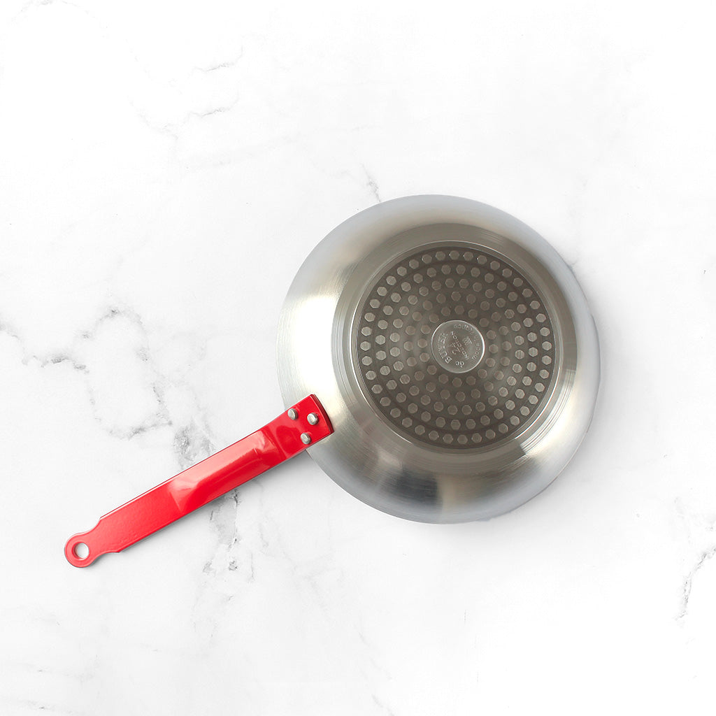 Poêle antiadhésive avec queue rouge