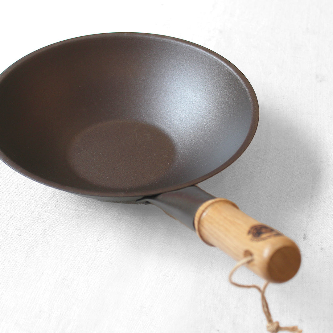 Wok en fer avec manche en bois