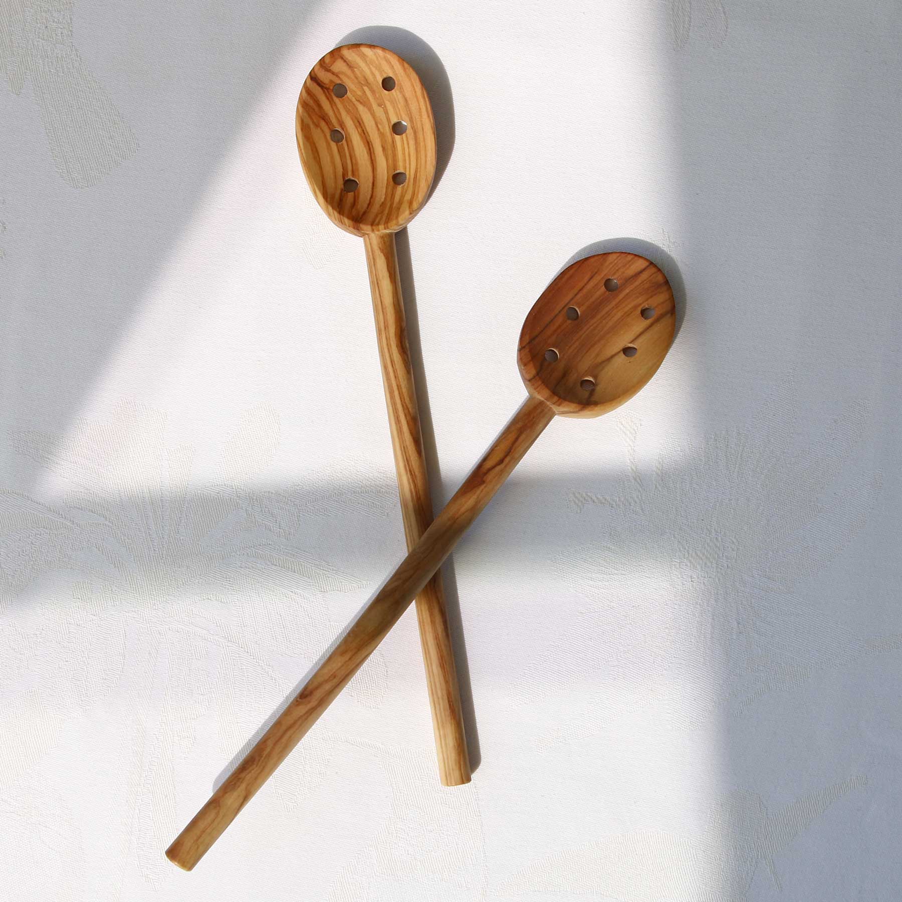 Cuillère de cuisine artisanale à trous en bois d’olivier