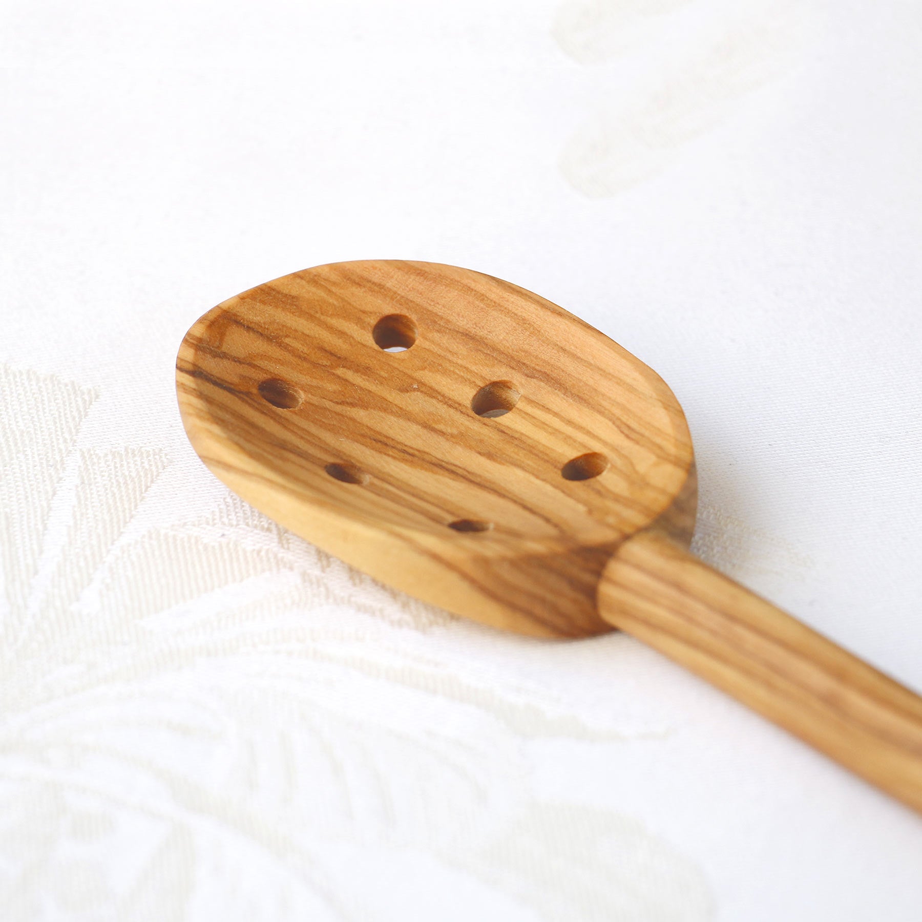 Cuillère de cuisine artisanale à trous en bois d’olivier