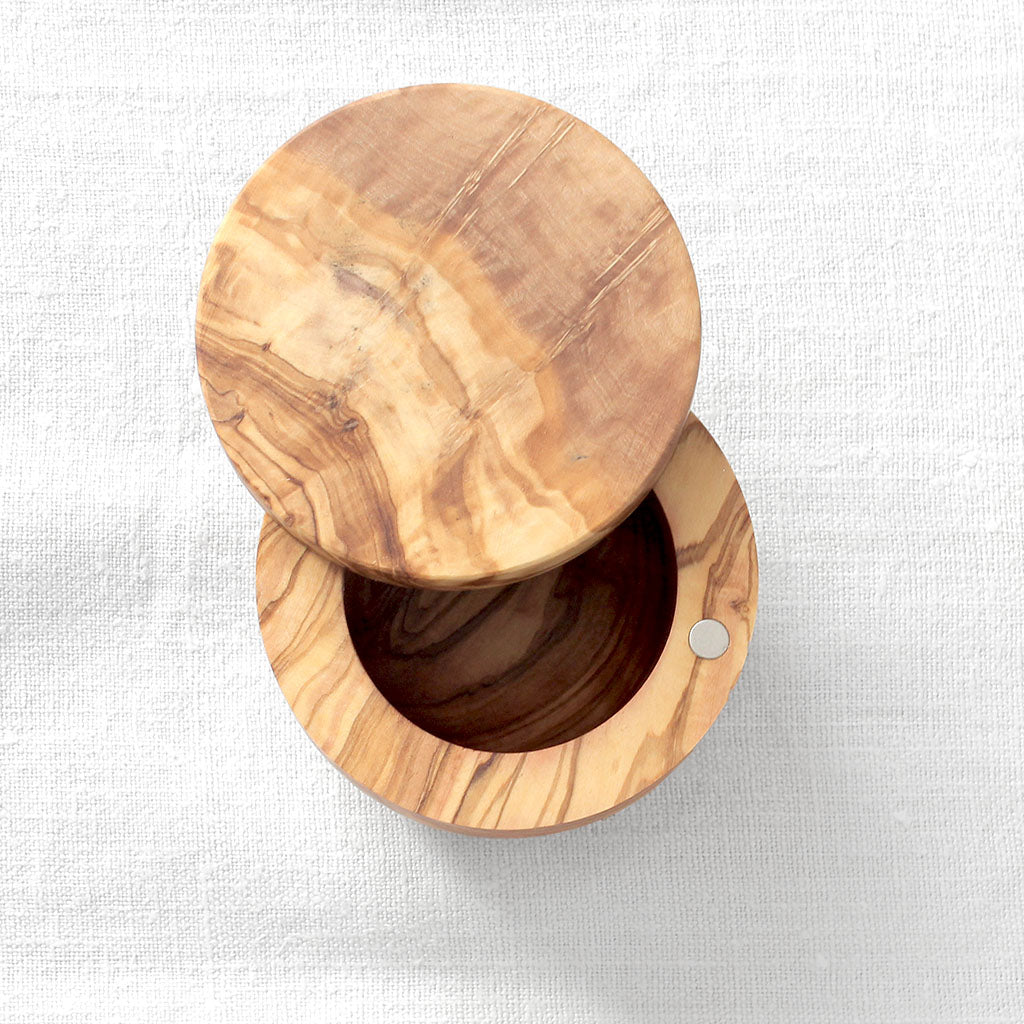 main a sel en bois d'olivier