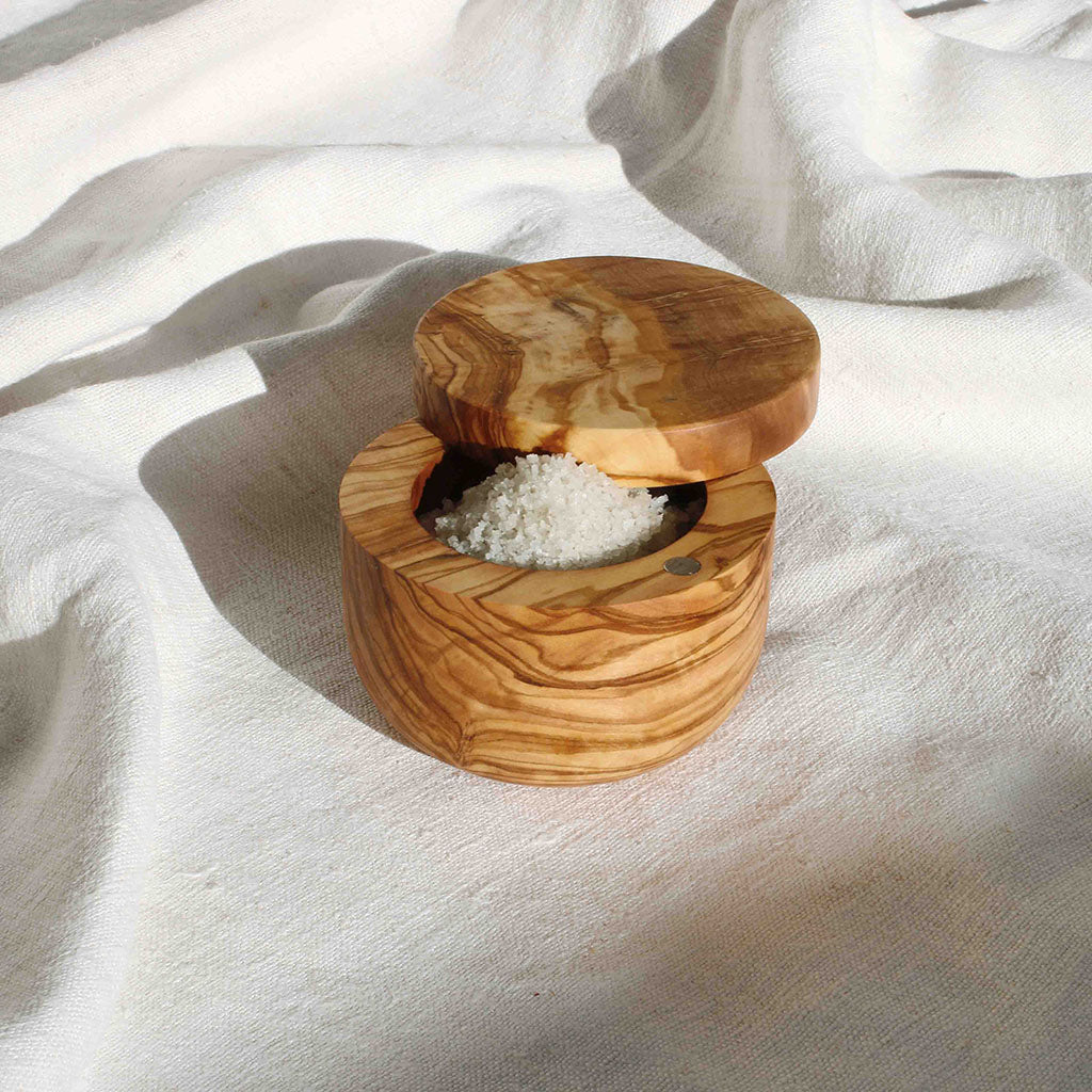 main a sel en bois d'olivier