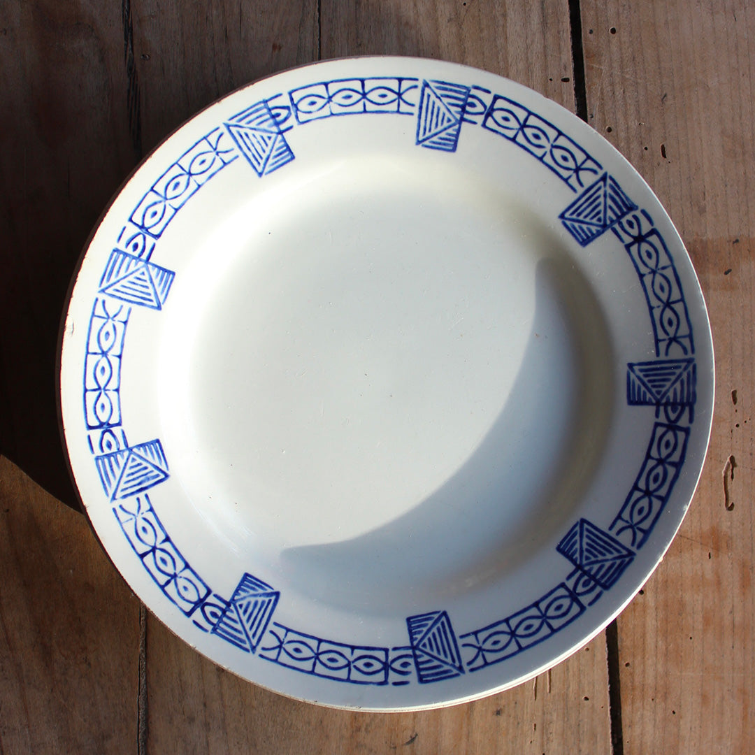 Assiettes en faïence de Gien à la frise graphique