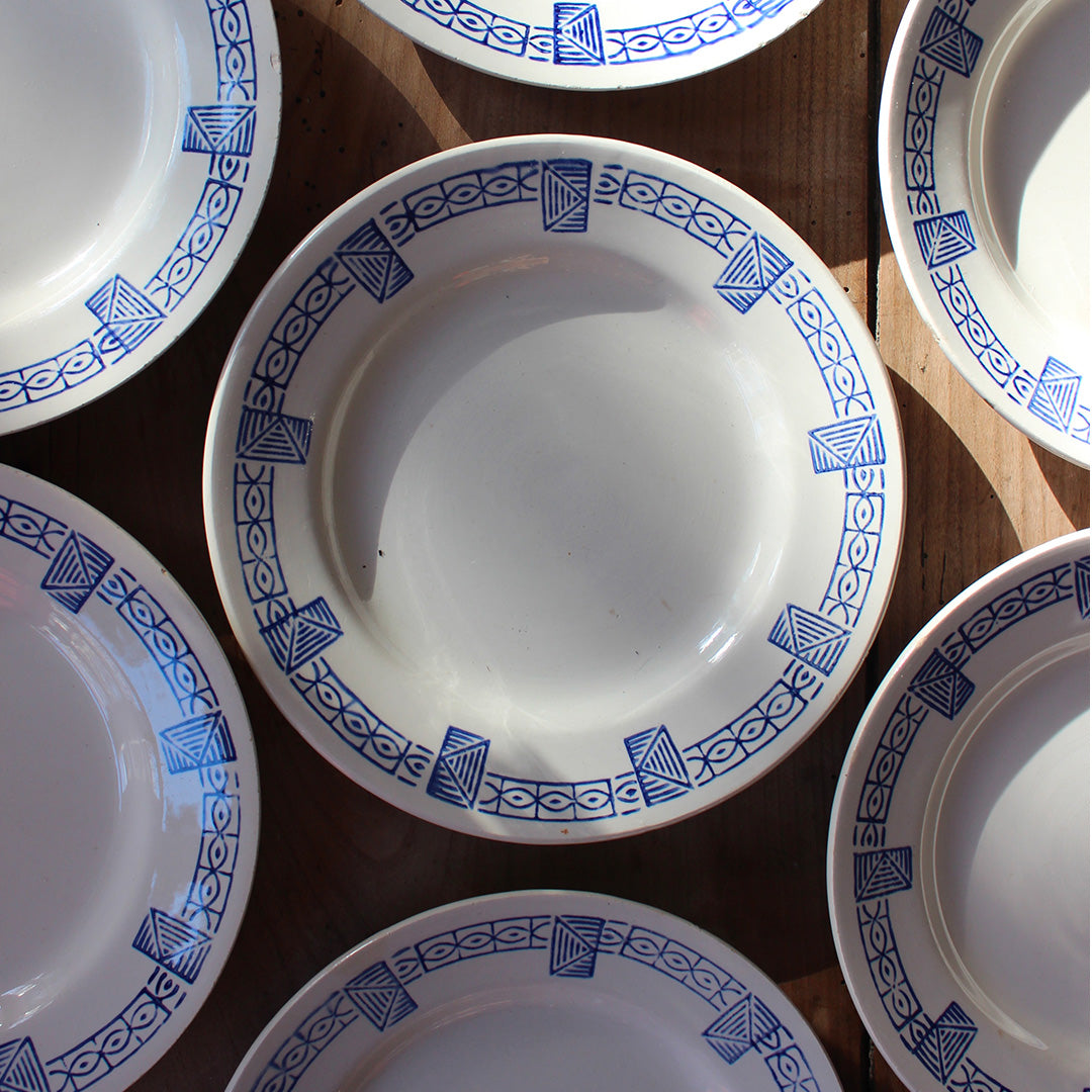 Assiettes en faïence de Gien à la frise graphique