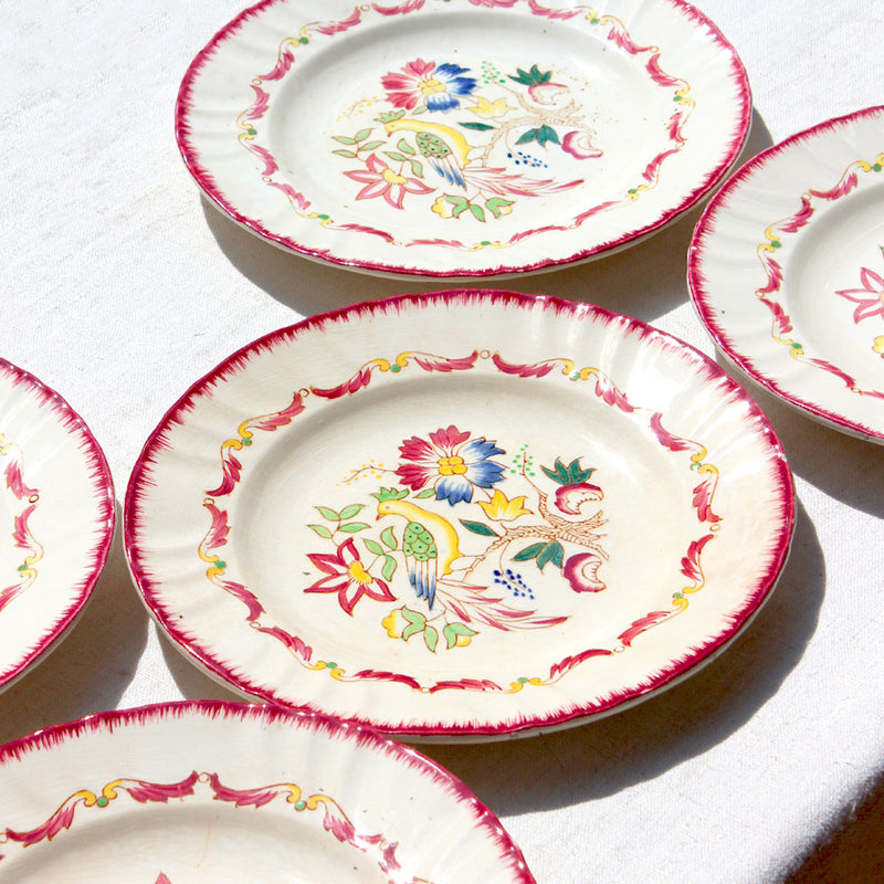 6 Assiettes plates aux arabesques rouge amarante