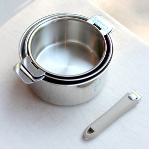 Batterie de trois casseroles en inox 18/10 avec manche amovible